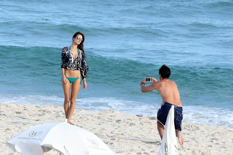 Alessandra Ambrósio na Barra da Tijuca