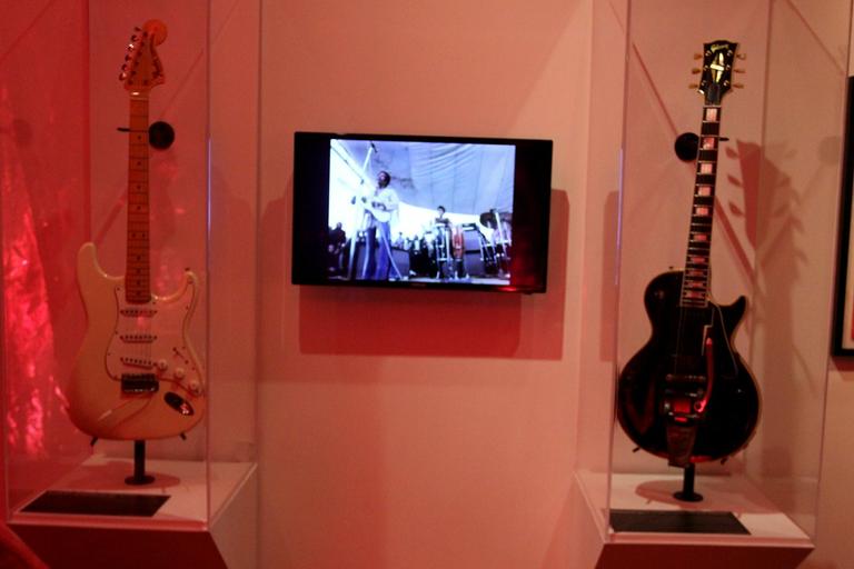 Janie Hendrix, irmã de Jimi Hendrix, visita exposição em SP