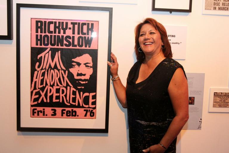 Janie Hendrix, irmã de Jimi Hendrix, visita exposição em SP