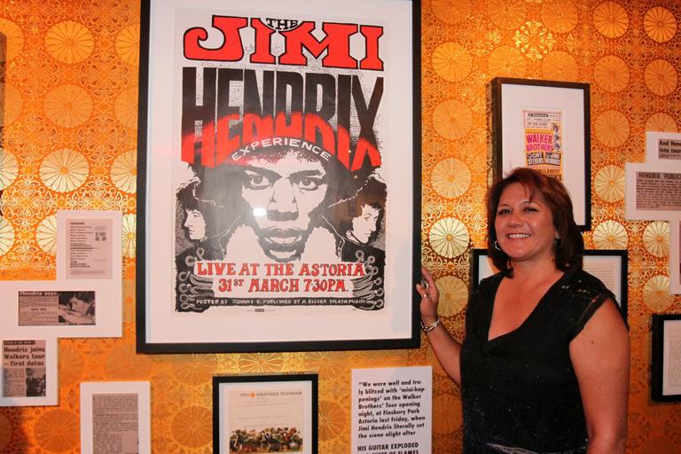 Janie Hendrix, irmã de Jimi Hendrix, visita exposição em SP