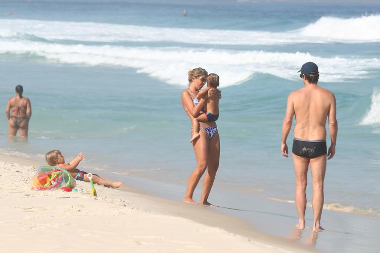 Marcelo Serrado se diverte com a mulher e os filhos na praia