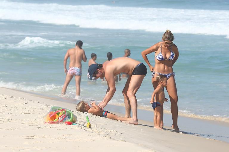 Marcelo Serrado se diverte com a mulher e os filhos na praia