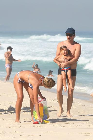 Marcelo Serrado se diverte com a mulher e os filhos na praia