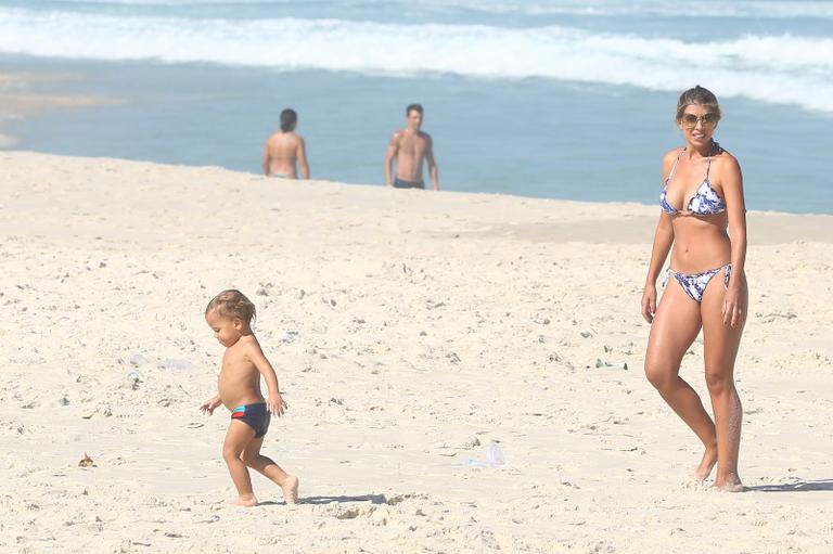 Marcelo Serrado se diverte com a mulher e os filhos na praia