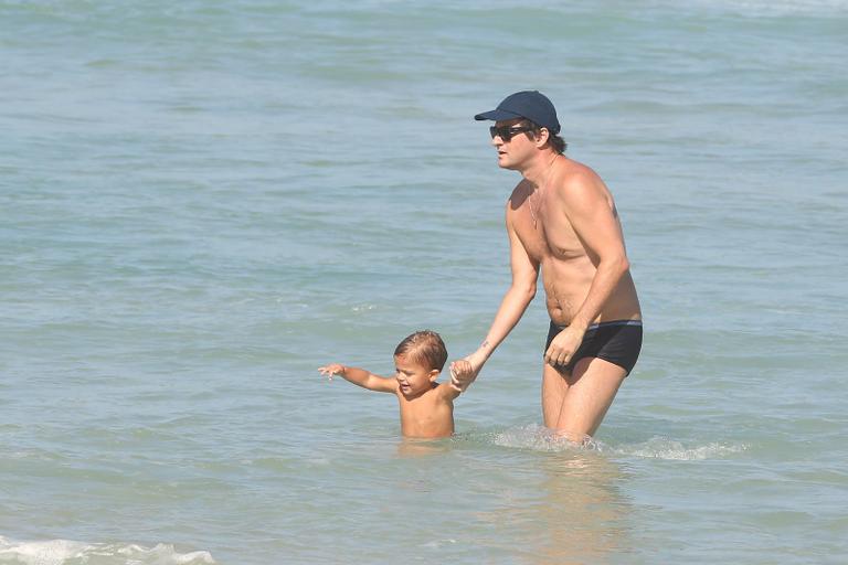 Marcelo Serrado se diverte com a mulher e os filhos na praia