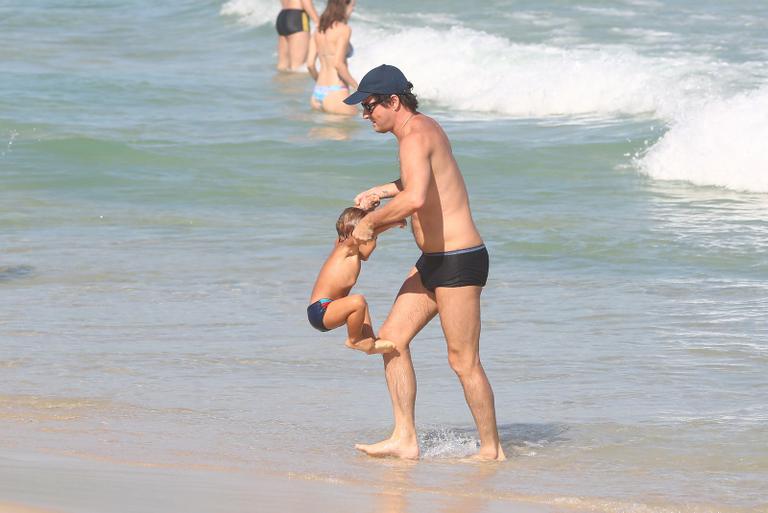 Marcelo Serrado se diverte com a mulher e os filhos na praia