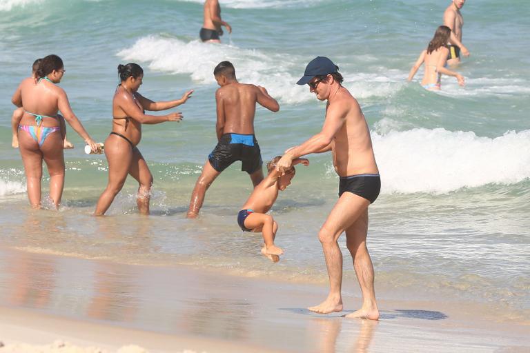 Marcelo Serrado se diverte com a mulher e os filhos na praia