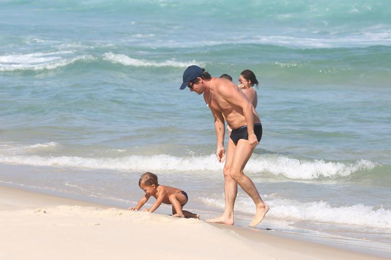 Marcelo Serrado se diverte com a mulher e os filhos na praia