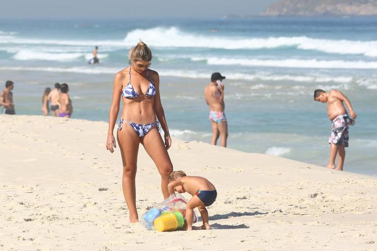 Marcelo Serrado se diverte com a mulher e os filhos na praia