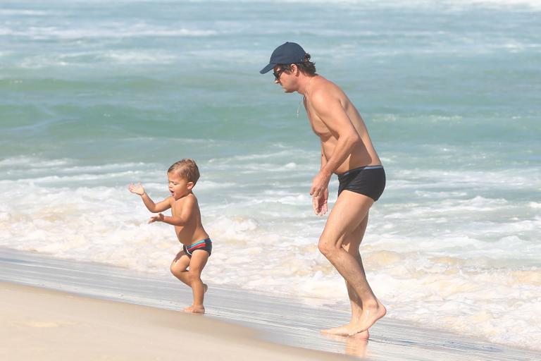 Marcelo Serrado se diverte com a mulher e os filhos na praia