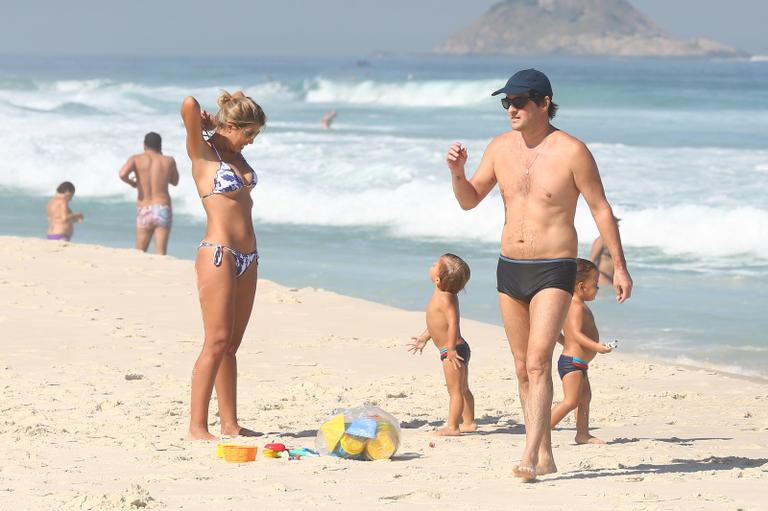 Marcelo Serrado se diverte com a mulher e os filhos na praia