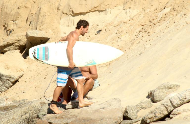 Flávio Canto exibe tanquinho em dia de surfe na praia