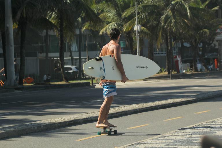 Flávio Canto exibe tanquinho em dia de surfe na praia