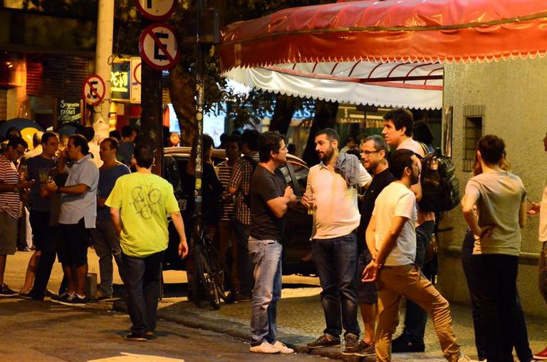 Rodrigo Santoro se diverte em barzinho com Marcelo Serrado, Eriberto Leão e Marcelo Novaes no Rio