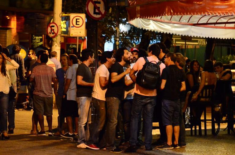 Rodrigo Santoro se diverte em barzinho com Marcelo Serrado, Eriberto Leão e Marcelo Novaes no Rio