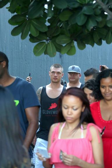 Nick Carter, dos 'Backstreet Boys', é rodeado por fãs no Rio de Janeiro