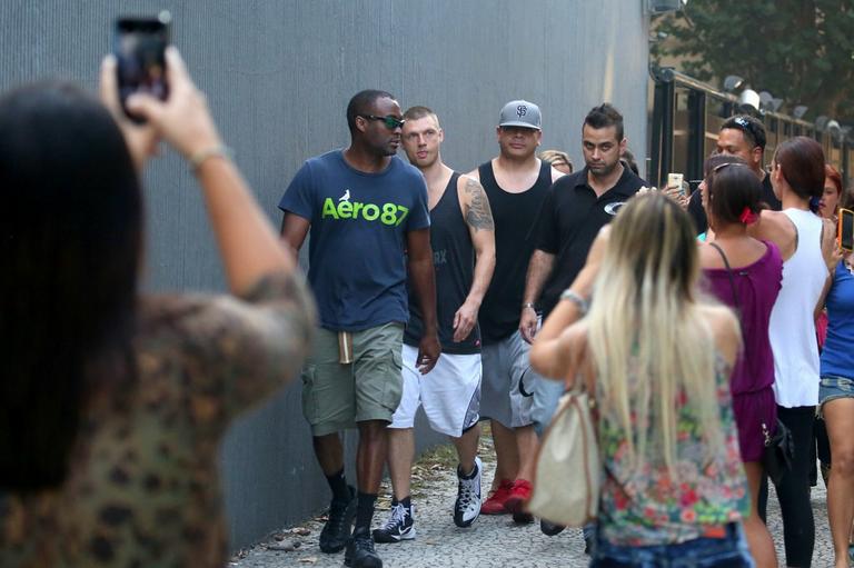 Nick Carter, dos 'Backstreet Boys', é rodeado por fãs no Rio de Janeiro