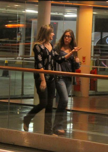 Sasha passeia em shopping com amiga no Rio