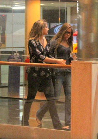 Sasha passeia em shopping com amiga no Rio