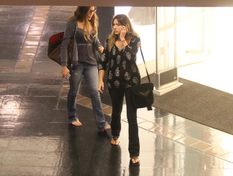 Sasha passeia em shopping com amiga no Rio