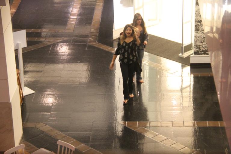 Sasha passeia em shopping com amiga no Rio