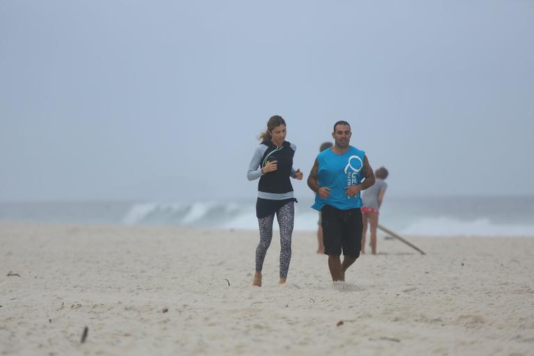 Grazi Massafera na praia