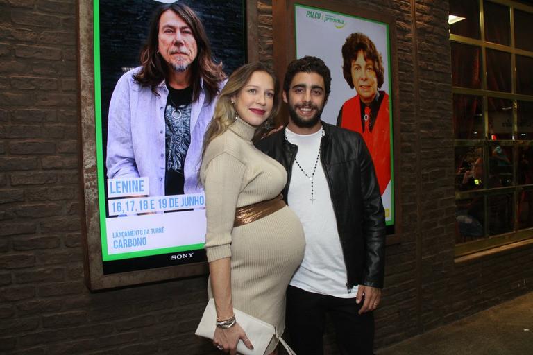 Grávida, Luana Piovani exibe barrigão em noite de show