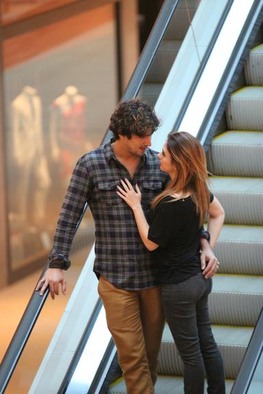 Tatá Werneck e namorado curtem passeio em shopping no Rio