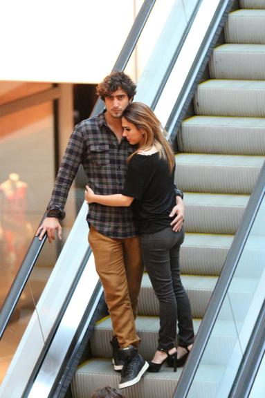 Tatá Werneck e namorado curtem passeio em shopping no Rio