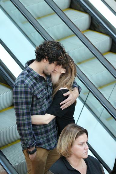 Tatá Werneck e namorado curtem passeio em shopping no Rio