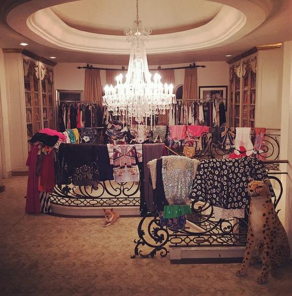 Paris Hilton ostenta um dos maiores e mais luxuosos closets do mundo