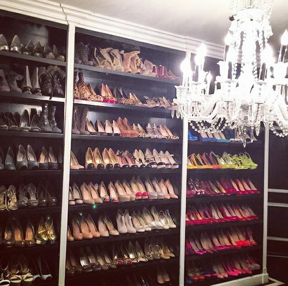 Paris Hilton ostenta um dos maiores e mais luxuosos closets do mundo