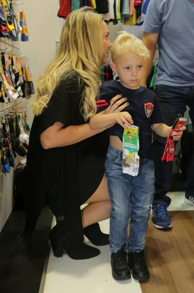 Carol Dantas e Davi Lucca visitam o Salão Moda Brasil 2015