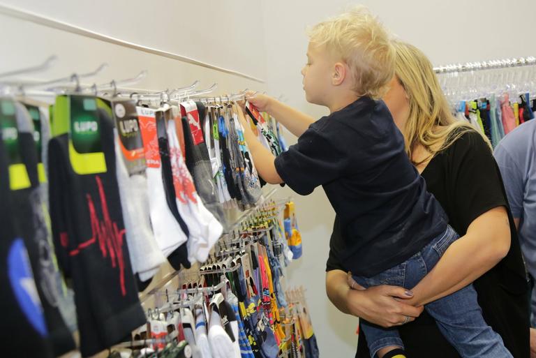 Carol Dantas e Davi Lucca visitam o Salão Moda Brasil 2015