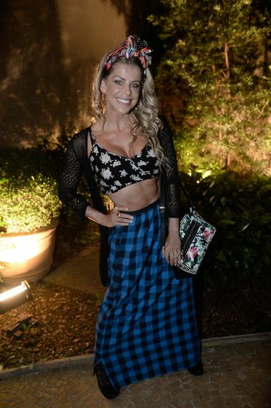 Karina Bacchi em festa junina