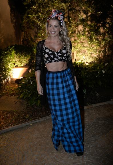 Karina Bacchi em festa junina