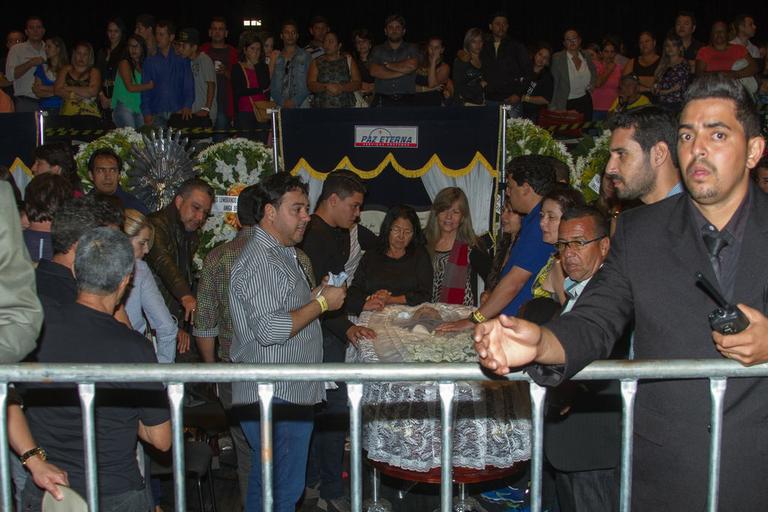 Famosos e amigos comparecem ao velório do cantor Cristiano Araújo