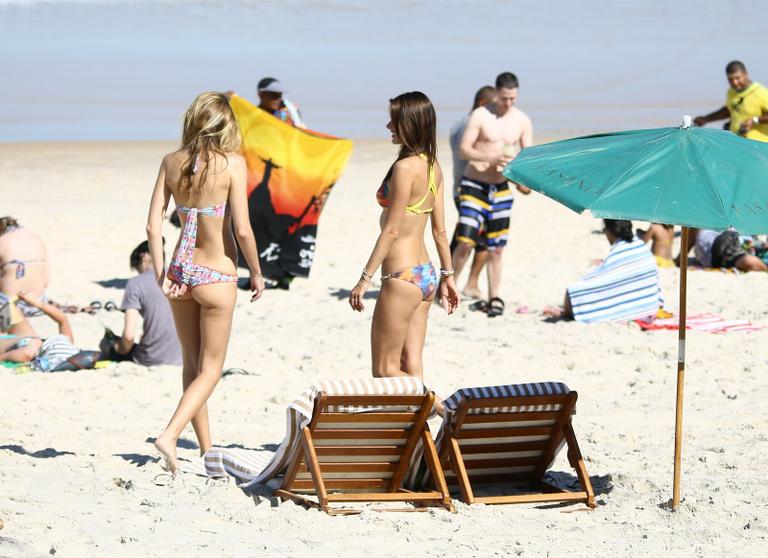 Alessandra Ambrosio mostra corpo sarado em dia de praia no Rio