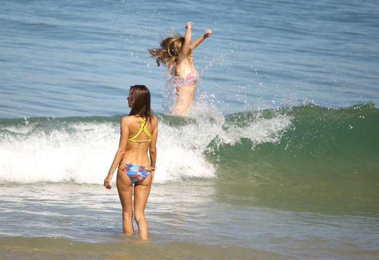 Alessandra Ambrosio mostra corpo sarado em dia de praia no Rio