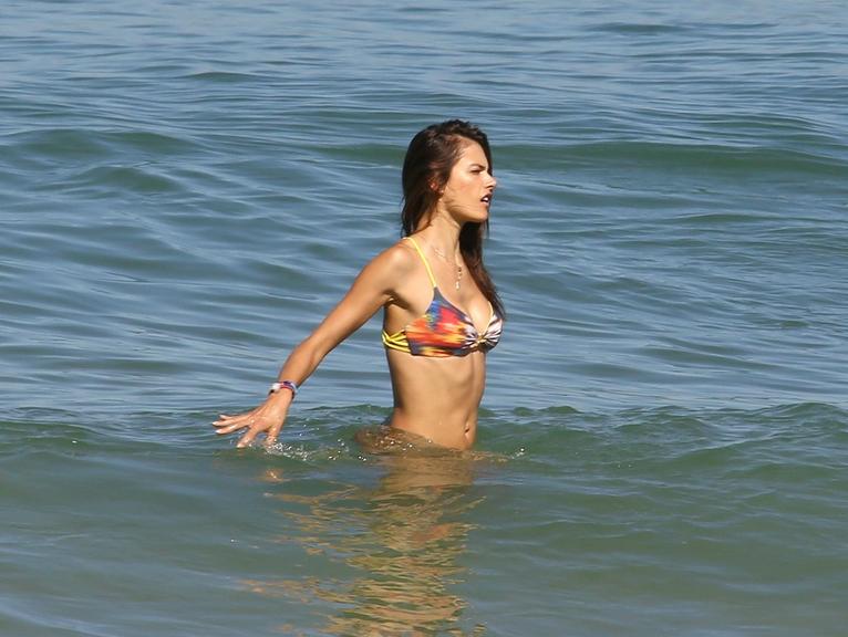 Alessandra Ambrosio mostra corpo sarado em dia de praia no Rio