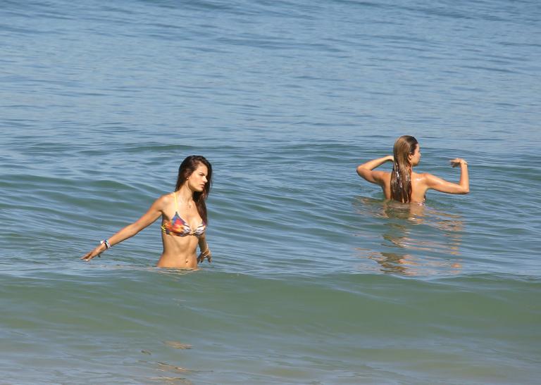 Alessandra Ambrosio mostra corpo sarado em dia de praia no Rio