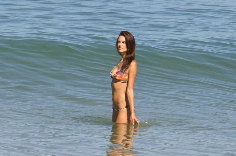 Alessandra Ambrosio mostra corpo sarado em dia de praia no Rio