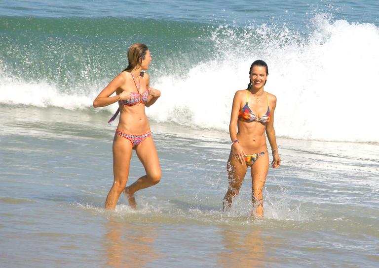 Alessandra Ambrosio mostra corpo sarado em dia de praia no Rio