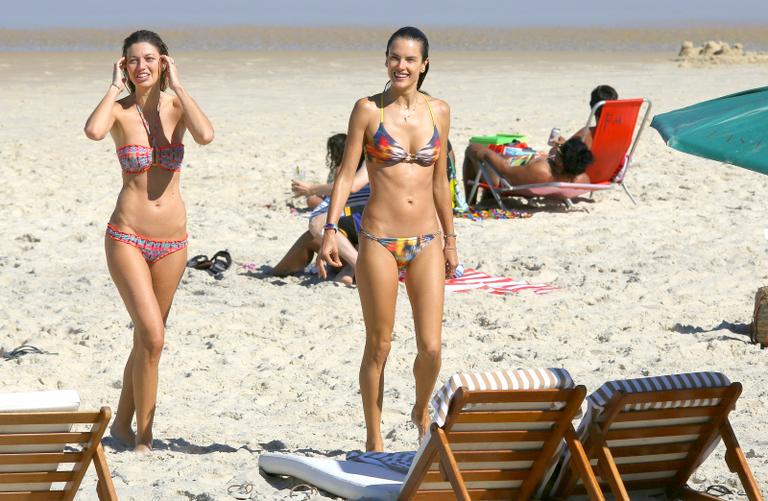 Alessandra Ambrosio mostra corpo sarado em dia de praia no Rio