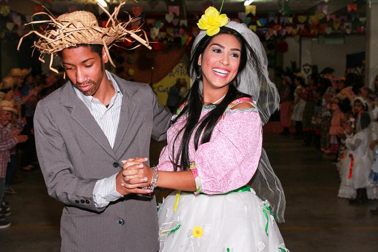 Ex-BBB Amanda Djehdian vira noiva em festa junina