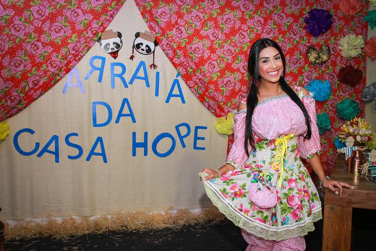 Ex-BBB Amanda Djehdian vira noiva em festa junina