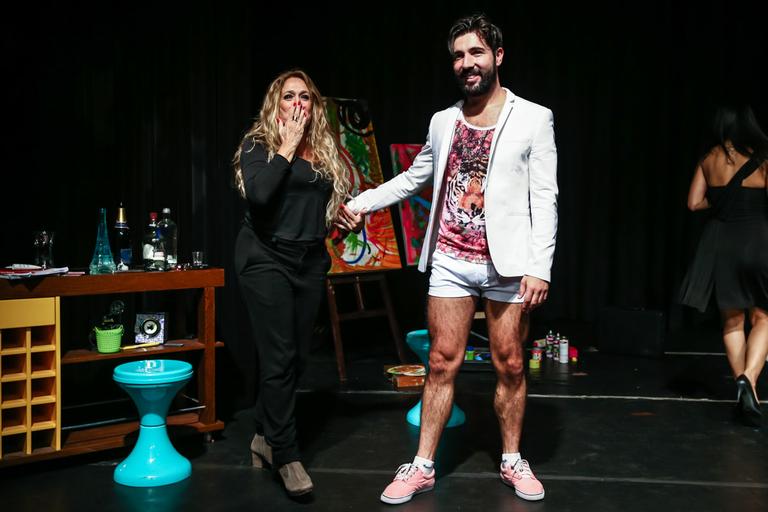 Susana Vieira mostra novo visual e prestigia o ex-, Sandro Pedroso, no teatro