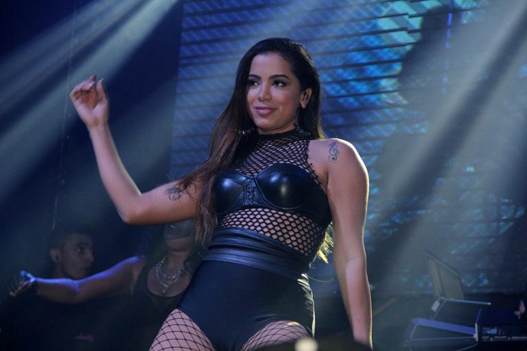 Anitta faz show em boate no Rio com a presença de Neymar na plateia