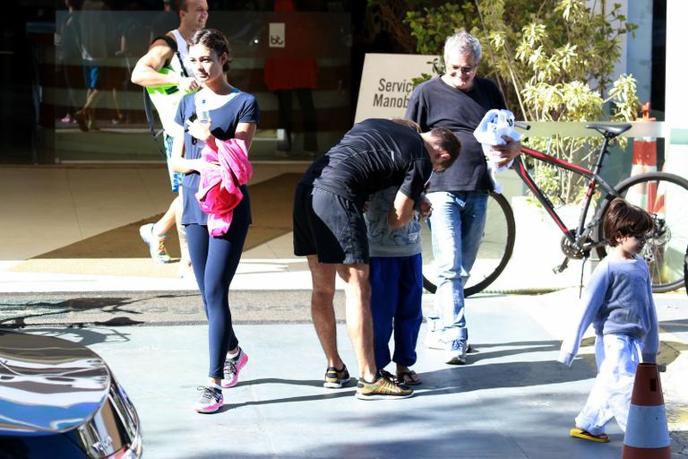 Daniel de Oliveira e Sophie Charlotte deixam a academia com Raul e Moisés