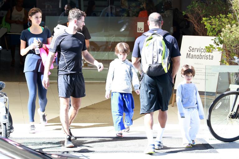 Daniel de Oliveira e Sophie Charlotte deixam a academia com Raul e Moisés